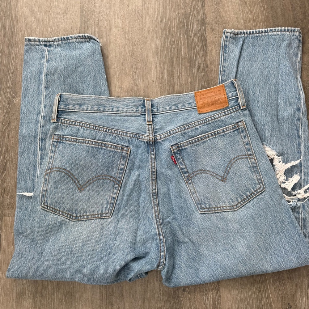 Levi’s the wedgie Straight Distressed Jean high rise button fly size 30